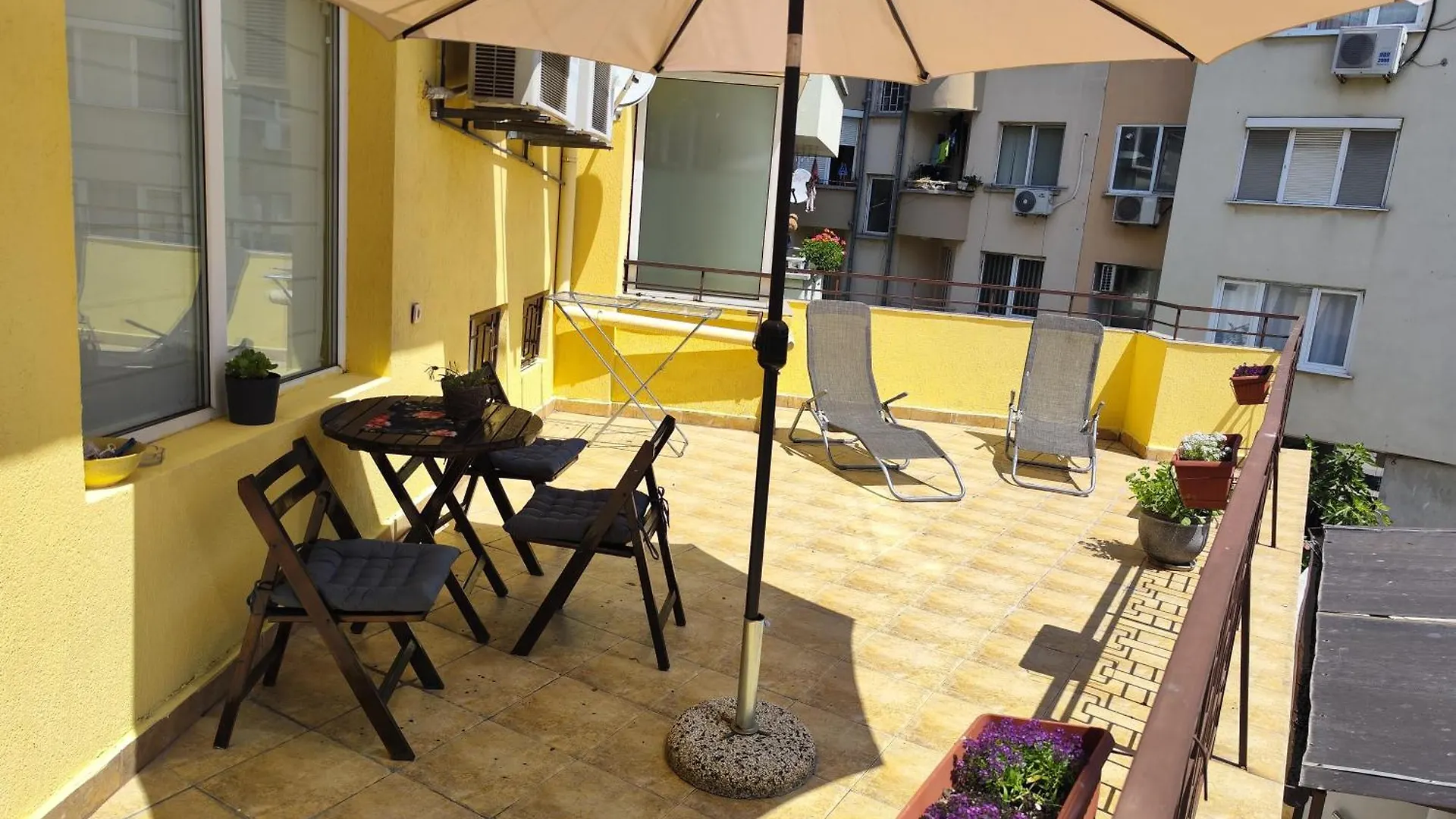 Art Apartment Kiril And Metodi Square location